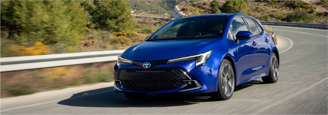  toyota azul en una carretera